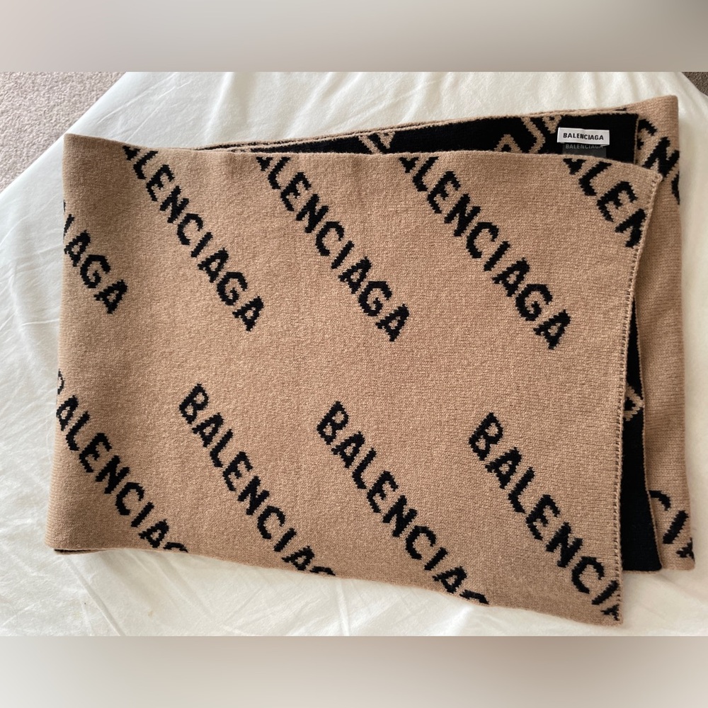 Balenciga scarf